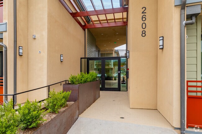 Entrada - Honolulu Hills Condominiums