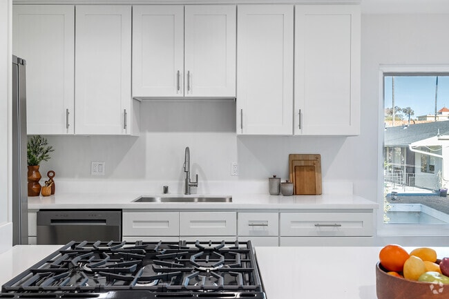 2BR, 1BA - 850SF - Kitchen - 1017 5th St