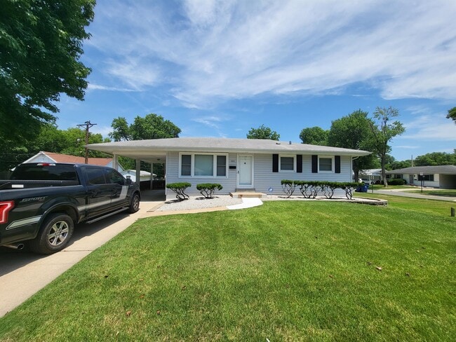 Building Photo - 1015 Lindsay Ln