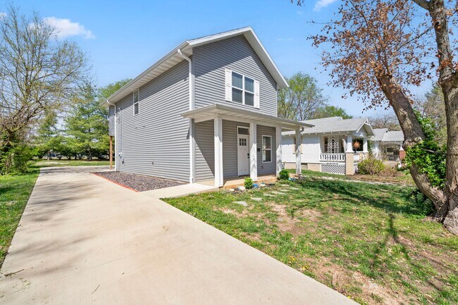 Photo - 1041 E Delmar St