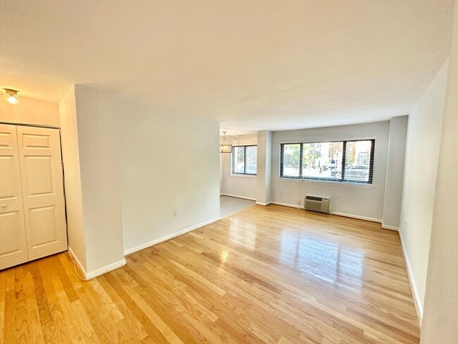 Photo - Spacious One Bedroom Condo In the Heart of Dupont - 17th/New Hampshire. Unidad 108