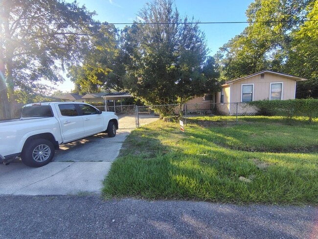 Building Photo - Fully Renovated 4/2 -Single Family  Availa... Rental