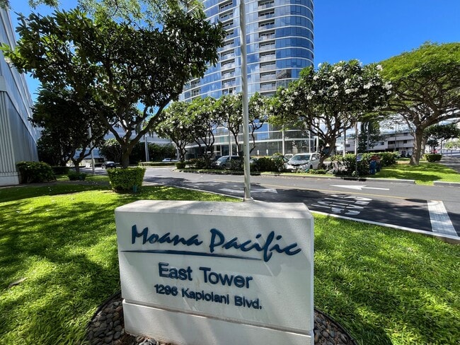 Building Photo - Moana Pacific (Honolulu/Ala Moana) 2 bedroom + den with central AC and 2 covered parking Unit 2004E