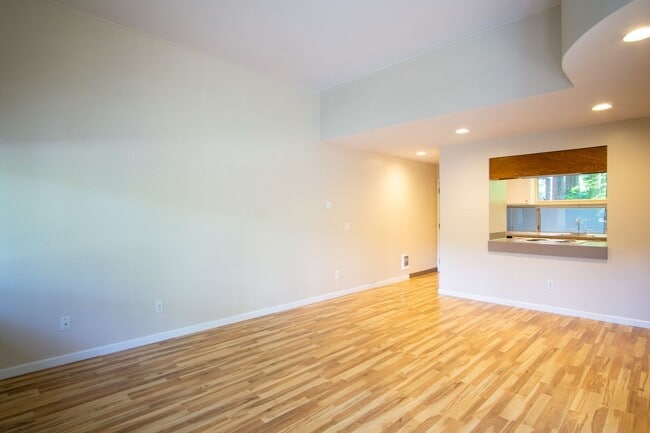 Photo - Get $500 OFF! Fantastic Lake Oswego 1Bdr w/Fireplace, Dishwasher, W/D & Patio! Unit 4685-A