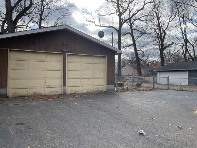 Photo - HUGE 3 Bed/2 Bath Home with your own private workshop + oversized garage