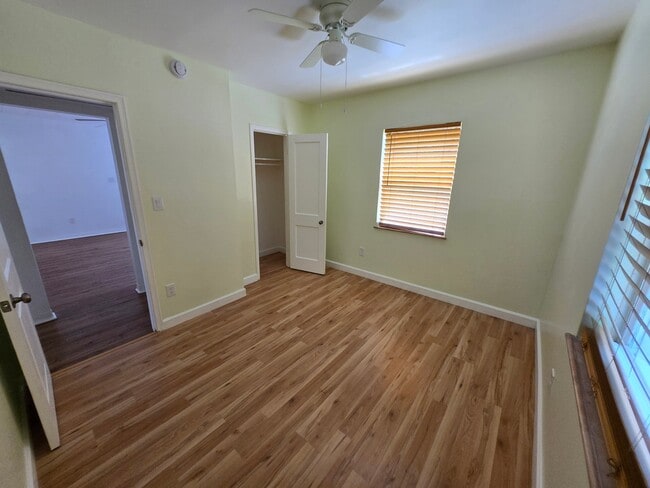 Photo - 1611 Canterbury Rd N