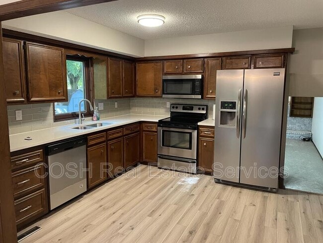 Photo - 1120 E James St