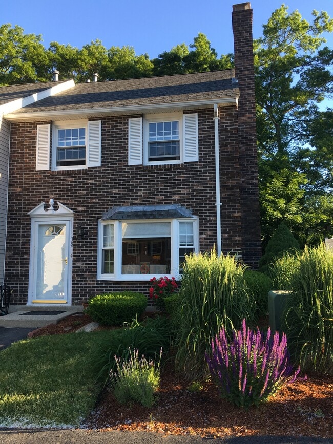 Building Photo - 13 Boylston Ln Unit 13