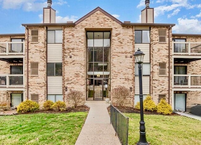 Building Photo - 14 Woodland Hills Dr Unit 8