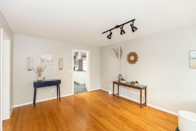 Photo - 9230 Main St