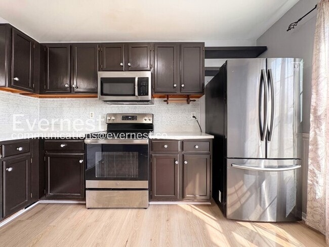 Photo - Spacious Town Home with Modern Amenities / 3 Beds & 2.5 Bath / Available Now!