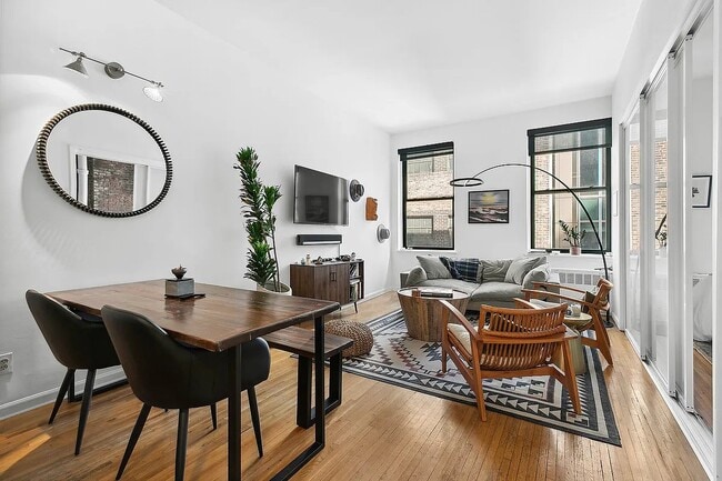 43 E 10th St Unit 4H