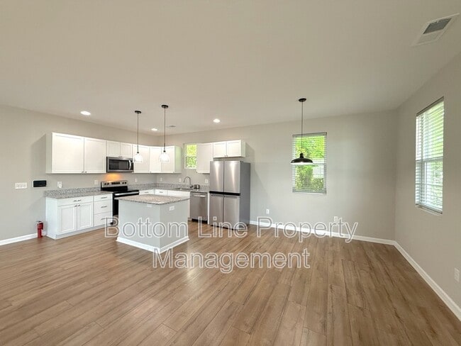 Photo - 641 Central Dr NW