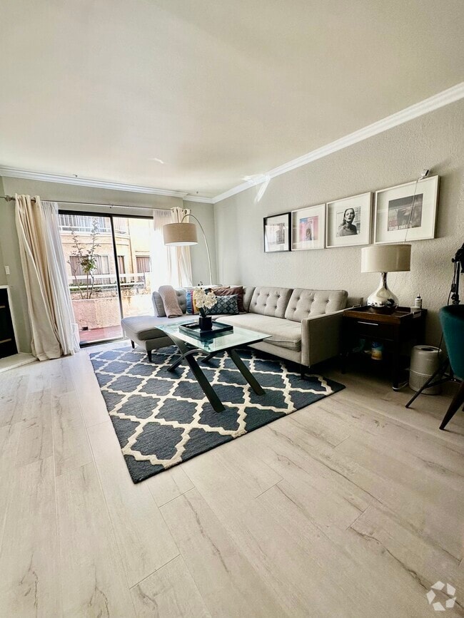 Building Photo - 431 W Lexington Dr Unit 4 Rental
