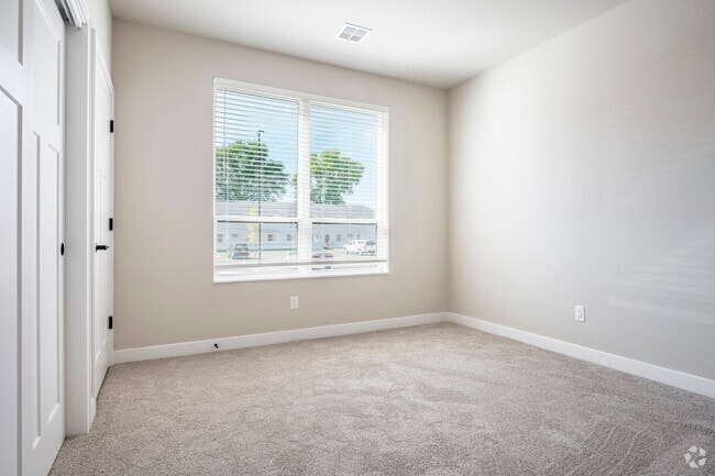 2BR, 2BA - 1117SF - Bedroom - 880 N Main Apartments