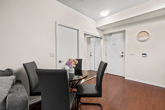 Photo - 40 College St Unit ID1345788P