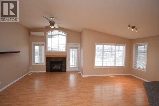 Photo - 168 Royal Birch Mt NW