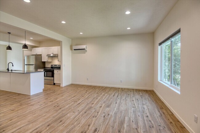 Photo - E. 7th Duplex Unidad 2324