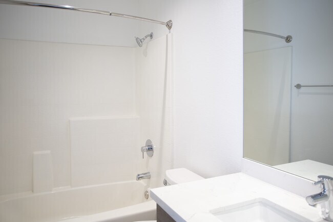 2BR, 2BA-815 SF