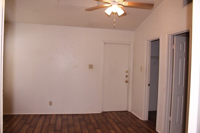 Photo - 9406 Kempler Dr Unidad A