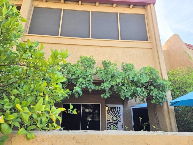 Building Photo - Beautiful two story, 3 bed, 1 full bath, 2... Rental