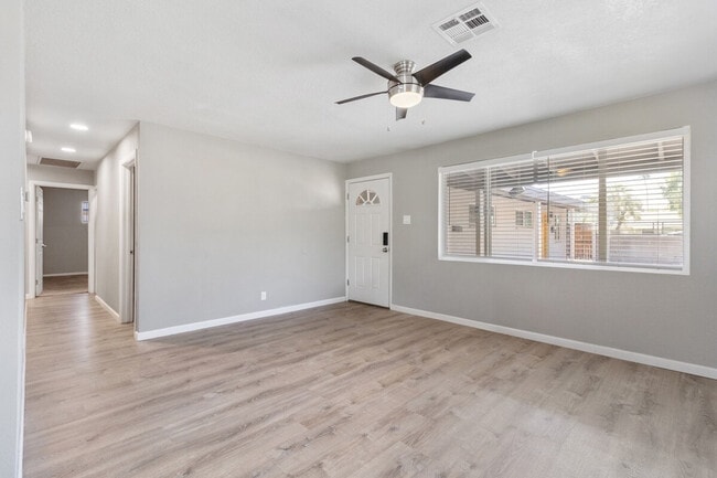 Building Photo - 2618 W Mariposa St Rental