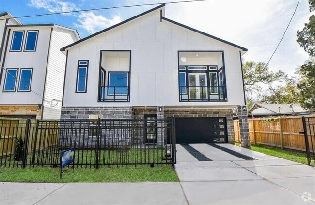 Building Photo - 811 Paul Quinn St Rental