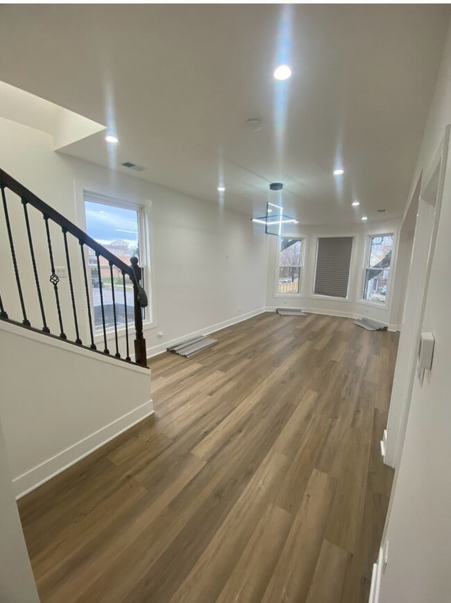 Photo - 5355 S Wood St