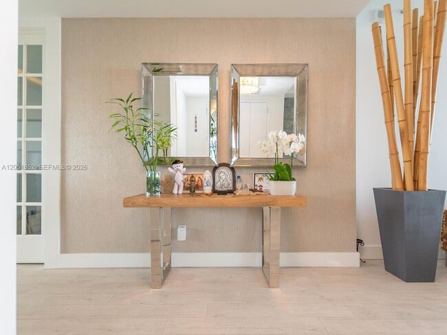 Building Photo - 1300 Brickell Bay Dr Unit 3804