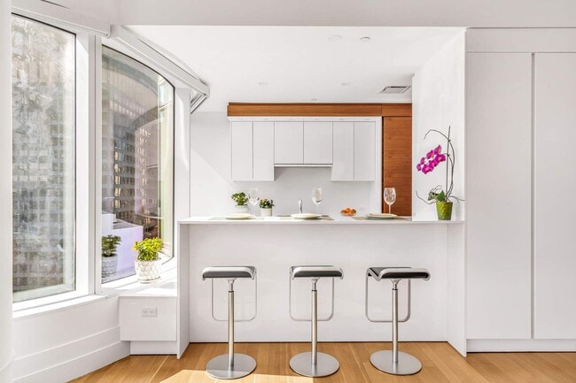 Photo - 252 E 57th St