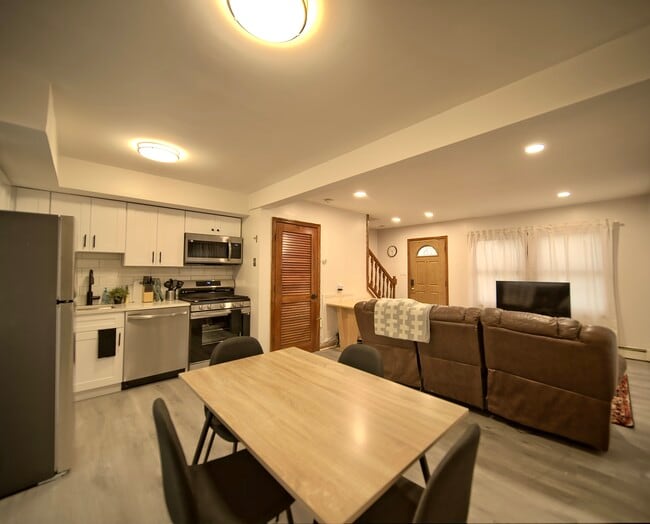 Building Photo - 457 Jackson Ave Unit 1