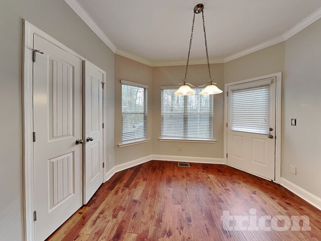 Photo - 3725 Warwick Way