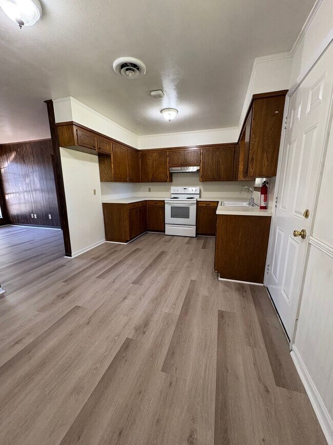 Photo - Gorgeous 4 bedroom/1.5 bath house with Cen...