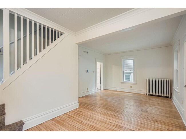 Photo - 595 Hawthorne Ave E