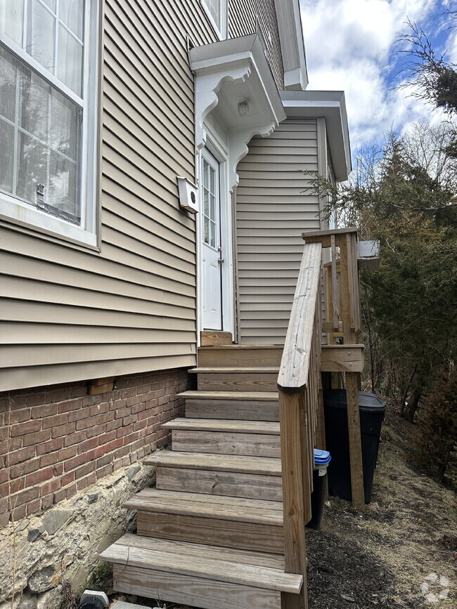 Building Photo - 2 bedroom, 1 bath apartment with bonus roo...