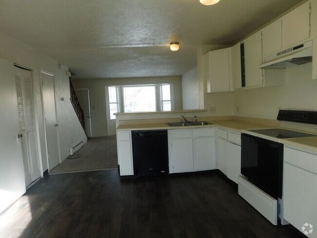 Building Photo - 2 Bed 1 Bath Apartment Centrally Located i...