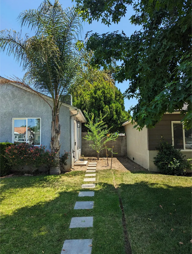 Building Photo - 9948 Bevis Ave Unit 1/2 Rental