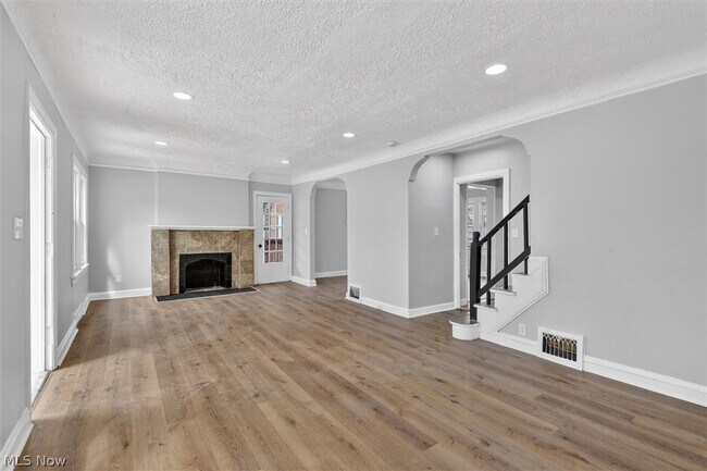 Photo - 231 E 210th St