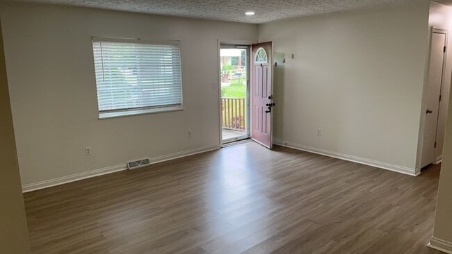 Photo - 621 Waneta Ave