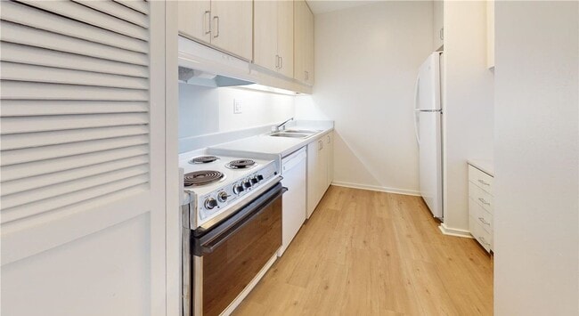 Photo - Central Location. Penthouse Condo. Split AC