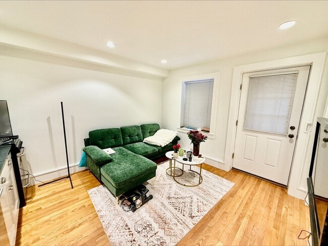 Building Photo - 11 Thacher Ct Unit 1