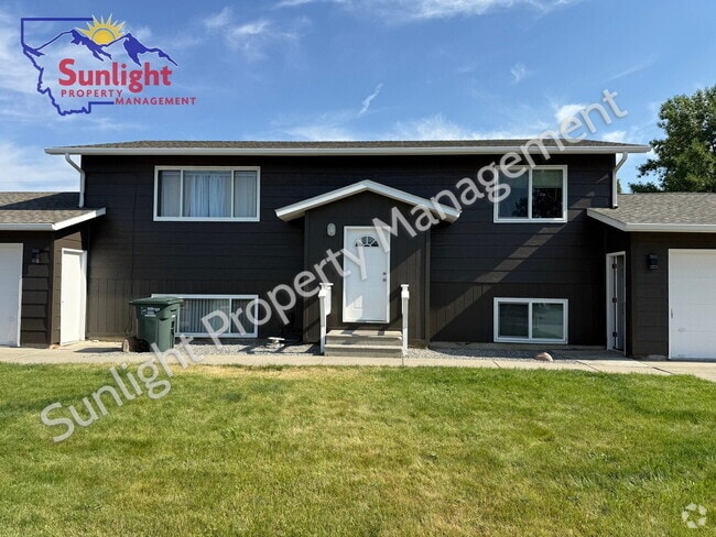 Building Photo - Freshly Updated 2 Bed Unit with Garage & A... Rental