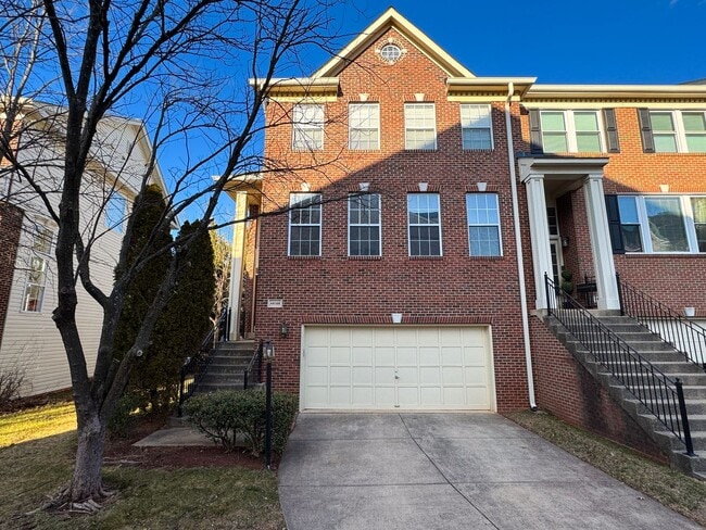 Building Photo - Stunning 3 Bed 3.5 Bath End-Unit Townhome In Desired Potomac Lakes