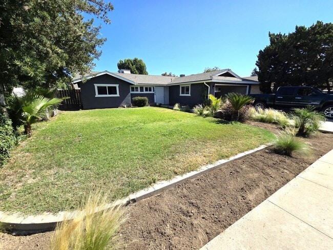 Building Photo - Immaculate 3 Bedroom 2 Bath Home near Veteran's Park