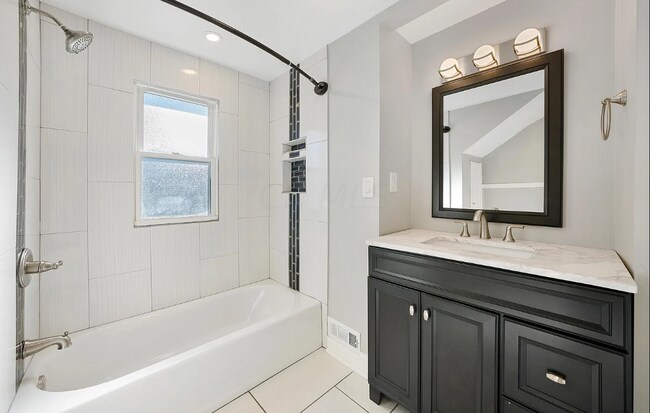 Photo - 472 Graham St