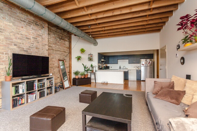 Building Photo - 660 W Grand Ave Unit 2W