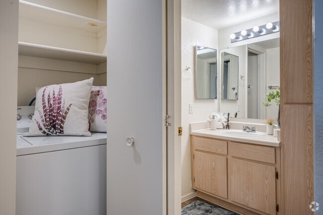 1BR, 1BA - 654SF