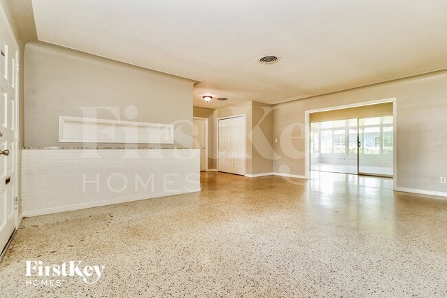 Photo - 5900 Grove St S