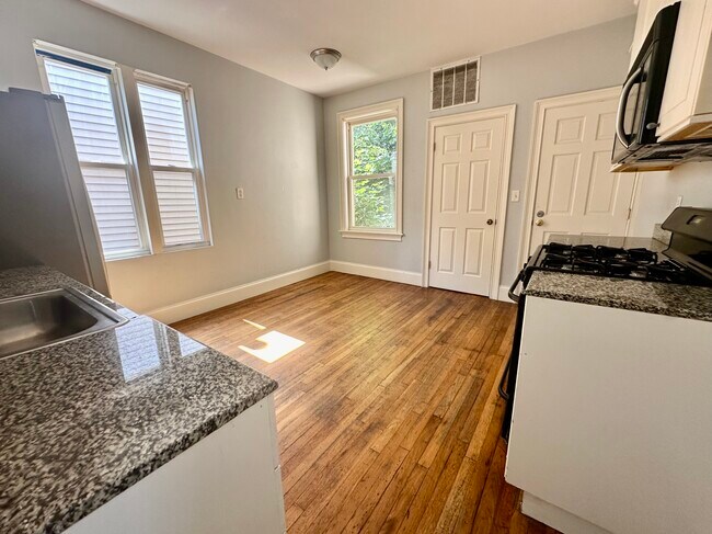 Photo - 731 Parker St