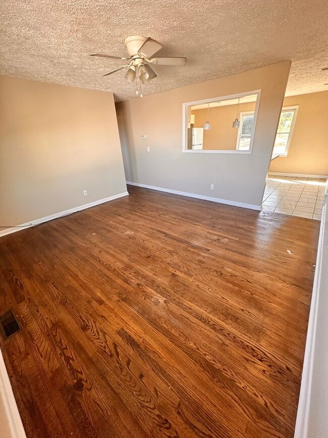 Photo - 505 Warren Rd NE